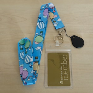 Cordón y porta credencial de identificación, lindo conejito con estampado de globos, idea de regalo de Pascua para niños, llavero con correa para el cuello para llavero con funda para tarjeta de autobús