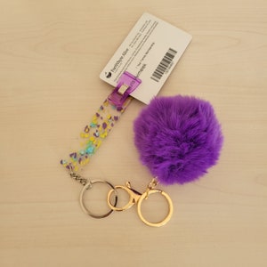 Appuyez sur la protection des ongles, extracteur de carte de débit avec porte-clés Pom Pom, pince de carte d'identité, cadeau de Noël pour les enseignants, les employés de bureau et les infirmières