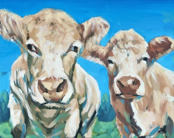 Puede incluir: Una pintura de dos vacas blancas con narices marrones mirando directamente al espectador sobre un fondo de cielo azul brillante.