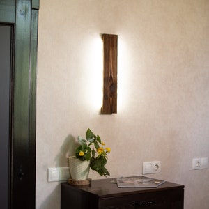 Holzlampe, Wandlampe aus Holz, Minimalistisches Design Wandlampe, Holzwandleuchte, Holzbeleuchtung, Beleuchtung für Wand, Lesewandlampe