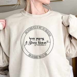 Ella es fuerte svg / svg / Proverbios 31 / Escritura hebrea svg / svg para regalo para ella / svg para mamá judía / Versículo de la Biblia svg / Eishet Chayil