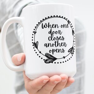 Wanneer een deur sluit, opent een andere deur svg, motiverende svg, inspirerende citaat svg, citaat in krans svg, citaat met harten svg, doodle svg