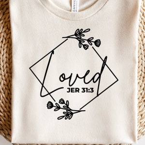 Amato svg / Versetto della Bibbia svg / Geremia 31:3 / Scrittura svg / Cristiano svg / Fede svg / Floreale svg / Disegnato a mano svg / Arte murale cristiana