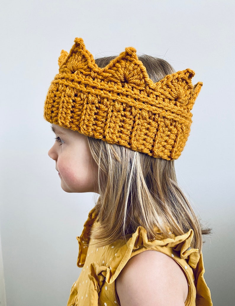 Crochet Crown Pattern / Ear Warmer. image 9