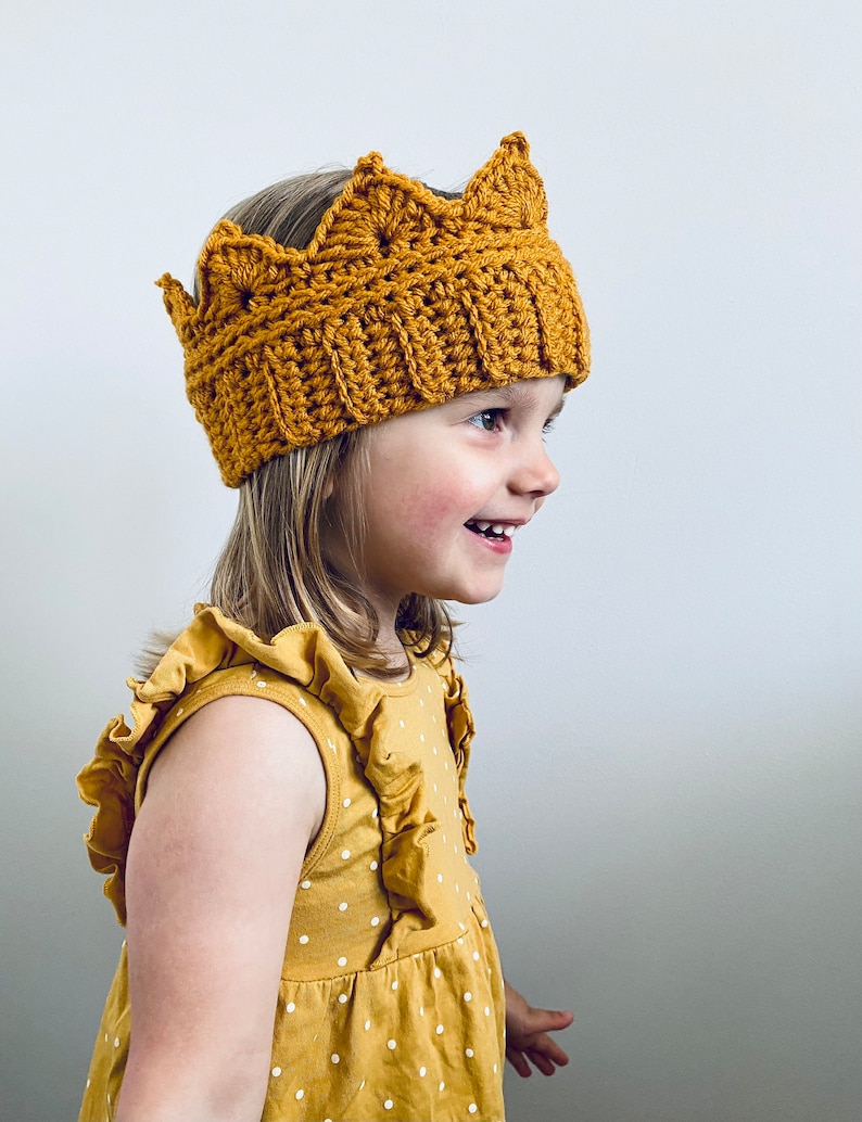 Crochet Crown Pattern / Ear Warmer. image 1