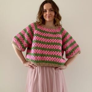 Pull / haut surdimensionné aux fraises.