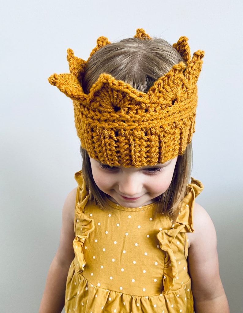 Crochet Crown Pattern / Ear Warmer. image 6