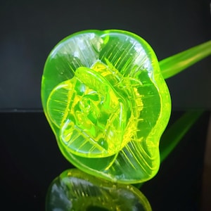 Figurina di fiore in vetro di uranio, vaselina, vetro verde, Art Déco, grande fiore in vetro da collezione
