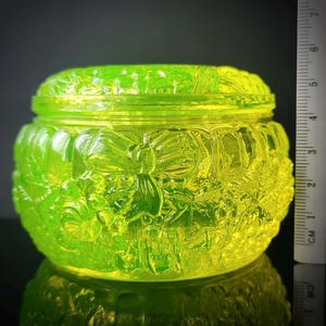 Vintage Uranium Glass Cube Figurine – Yellow Vaseline Glass, Glows Under UV, Art Deco, Czechia 1960s