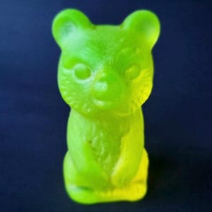 Figurina di vetro opaco satinato giallo orso di vaselina in vetro uranio, animale Art Deco