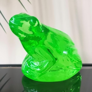 Statuina di rana in vetro all&#39;uranio: rospo in vetro vaselina Art Déco