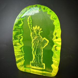 Statua della Libertà in vetro di uranio Art Déco: oggetto da collezione in vetro di vaselina