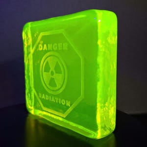 Uranium Glass Figurine 80mm Art Deco Vaseline Yellow Glass Collectible Depression Glass Figurine Vintage Glass Statue Gift for Collector