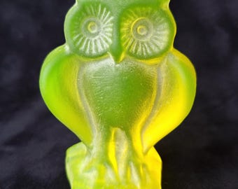 Uraniumglas uil standbeeld kunst glas vaseline ijzig geel mat glazen beeldje