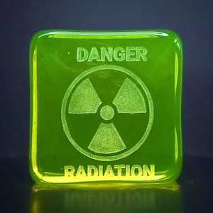 Op de afbeelding: Een set van drie keramische mokken met een gespikkelde, matte afwerking. De mokken zijn in tinten crème, lichtgrijs en donkergrijs. Elke mok heeft een eenvoudig, minimalistisch ontwerp en een afgeronde handgreep. De mokken zijn waarschijnlijk voor koffie of thee.