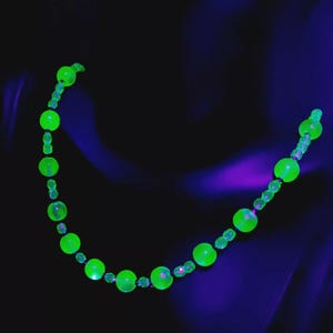 Uranium Vaseline Glass Necklace 21&#39;&#39; Deression Yellow Glass Czech Vintage Beads Women&#39;s Jewelry Art Deco Style
