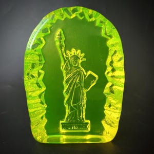 Statuetta della Statua della Libertà in vetro di vaselina all&#39;uranio: oggetto da collezione Art Déco