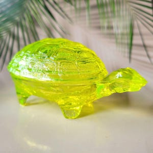 Turtle Uranium Glass Trinket Box Vaseline Yellow Uranium Glass Collectible Figurine Art Glass Bohemian Glass Art Deco Jewelry Box
