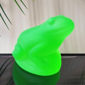 Statuetta di rana in vetro di uranio Art Déco, in vetro verde vaselina opaco, da collezione, regalo per collezionisti
