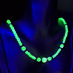 Collana da donna in uranio 17&#39;&#39; Perle di vetro ceco giallo vaselina Stile Art Deco