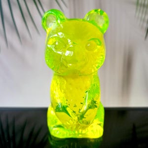 Figurina di orso in vetro di vaselina, scultura di animali in vetro giallo uranio, figurina da collezione luminosa Art Déco, orso in vetro giallo depressione