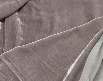 Tejido de terciopelo de seda beige lavanda cortado a medida