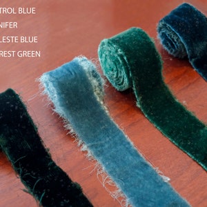 Zijdefluwelen lint met onafgewerkte rand