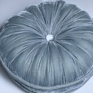 Oreiller rond bleu ardoise de velours de luxe, oreiller rond de velours de soie, coussin décoratif doreiller de jet, oreiller fait main, fait main au Vietnam image 6