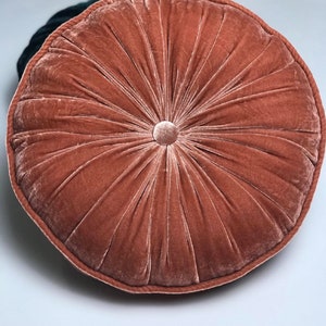 Zalm luxe fluwelen ronde kussen, zijde fluwelen rond kussen, decoratieve gooien kussen kussen, handgemaakte kussen, handgemaakt in Vietnam afbeelding 3