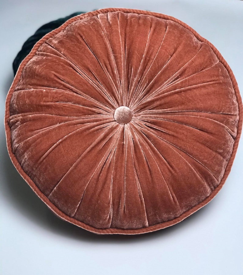 Zalm luxe fluwelen ronde kussen, zijde fluwelen rond kussen, decoratieve gooien kussen kussen, handgemaakte kussen, handgemaakt in Vietnam afbeelding 3