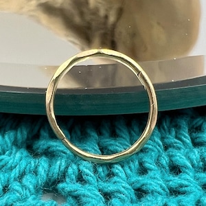 70s Classic 9ct Single Sleeper Earring 13mm Faceted Pattern Solid Vintage 9k Yellow Gold Hinged Timeless Snap-Close Basic