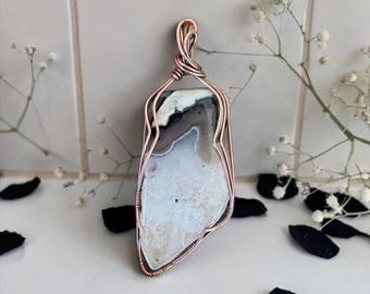 Collar con colgante de lámina de ágata grande, colgante de cobre envuelto en alambre, joyería inspirada en la naturaleza "Diente afilado".