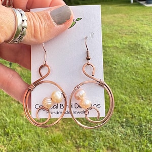 Boucles d&#39;oreilles « Rings of Pearl » en perles naturelles et cuivre