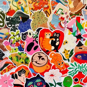 Może przedstawiać: Kolekcja kolorowych naklejek winylowych z różnymi ilustracjami, w tym kotami, roślinami, filiżankami kawy i abstrakcyjnymi kształtami. Wzory obejmują parę pomarańczowo-czarnych kotów w sercu oraz kota siedzącego w filiżance kawy.