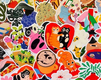 Puede incluir: Una colección de pegatinas de vinilo coloridas con diversas ilustraciones que incluyen gatos, plantas, tazas de café y formas abstractas. Los diseños incluyen una pareja de gatos naranja y negro en un corazón y un gato en una taza de café.