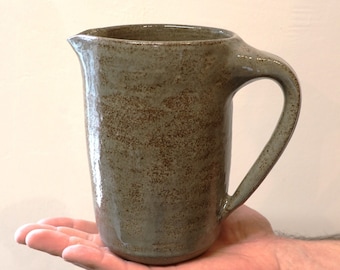 Krug Keramik Pitcher Einzelstück aus Hamburg, Krug mit Henkel, schlichtes, pures Design, Krug moderne Form,