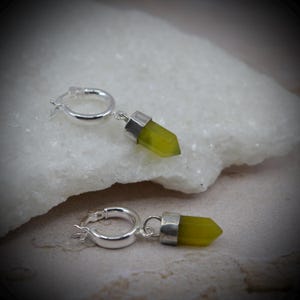 Jade Crystal Point Ohrringe: Sterling Silber Huggie Creolen