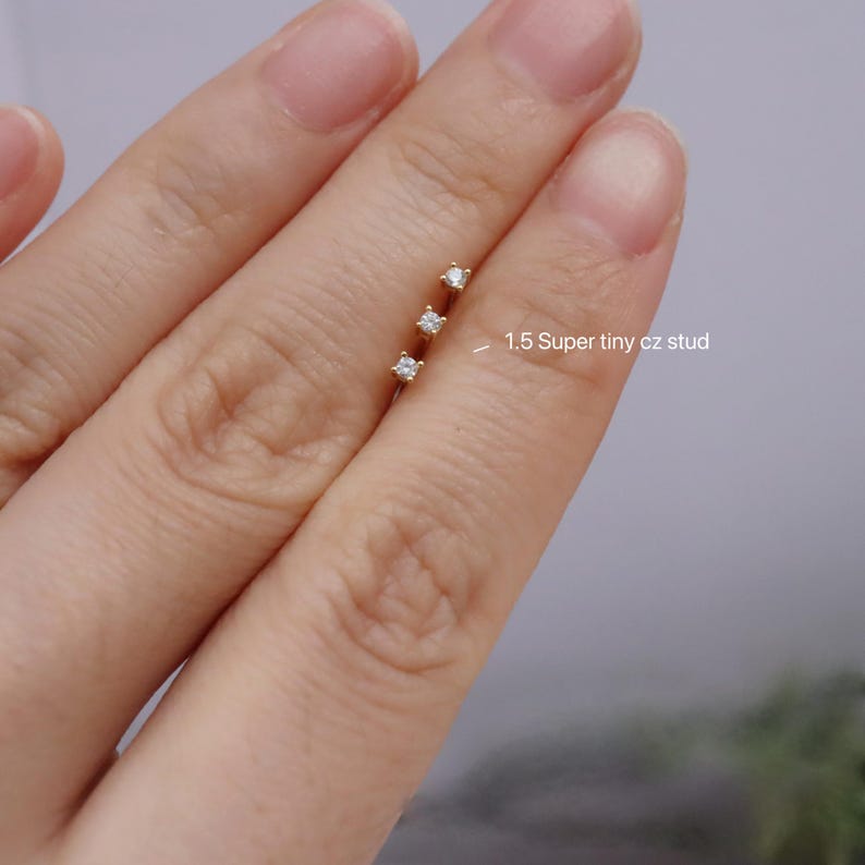 1 paio di minuscoli orecchini a bottone in argento sterling con zirconi cubici da 1,5 mm, mini orecchini a bottone, orecchini a bottone con zirconi cubici minuscoli, orecchini con secondo foro, orecchini delicati immagine 9