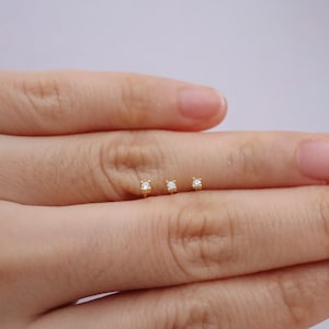1 paio di minuscoli orecchini a bottone in argento sterling con zirconi cubici da 1,5 mm, mini orecchini a bottone, orecchini a bottone con zirconi cubici minuscoli, orecchini con secondo foro, orecchini delicati immagine 8