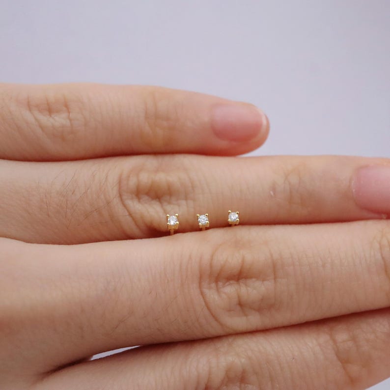1 paio di minuscoli orecchini a bottone in argento sterling con zirconi cubici da 1,5 mm, mini orecchini a bottone, orecchini a bottone con zirconi cubici minuscoli, orecchini con secondo foro, orecchini delicati immagine 8