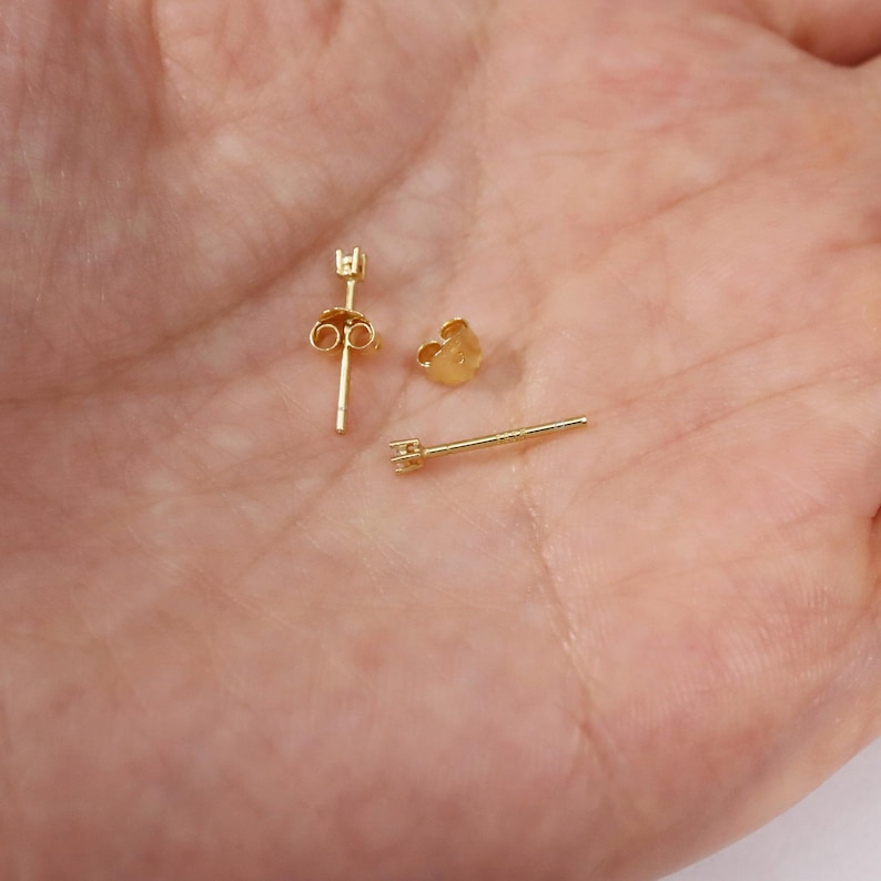 1 paio di minuscoli orecchini a bottone in argento sterling con zirconi cubici da 1,5 mm, mini orecchini a bottone, orecchini a bottone con zirconi cubici minuscoli, orecchini con secondo foro, orecchini delicati immagine 4