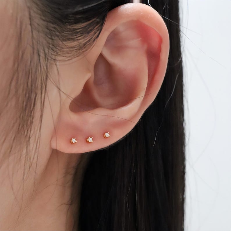 1 paio di minuscoli orecchini a bottone in argento sterling con zirconi cubici da 1,5 mm, mini orecchini a bottone, orecchini a bottone con zirconi cubici minuscoli, orecchini con secondo foro, orecchini delicati immagine 3