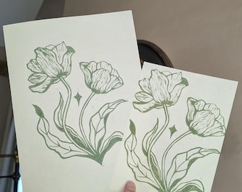 Grabado en linóleo de tulipán silvestre verde, arte botánico impreso a mano en formato A4/A5, decoración de pared con flores rosas, grabado en linóleo de estilo cottagecore caprichoso.
