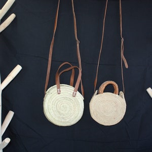 Round handbag - Raffia / Palm tree crochet - Leather strap - wicker straw - HANDMADE -