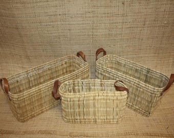 Cesta de mimbre para almacenaje Contenedor rectangular de ratán tejido Cesta de paja con asas de cuero - Decoración natural hecha a mano -