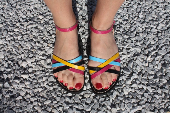 レディースレザーサンダル - マルチカラークロスストラップ +