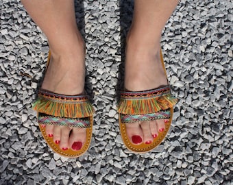 Sandálias de couro preto e camelo - Verão feminino - Franjas multicoloridas - Chinelos confortáveis - Do 35 ao 43 -