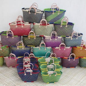 Cesta de mimbre de Madagascar - Bolsa de mercado/compras o bolsa de paja para la playa - Tejida a mano - 3 TAMAÑOS - Ratán sólido, colorido y único