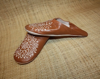 Soft babouches for women in camel brown leather - Comfortable leather slippers. 100% natural craftsmanship - From 36 to 42!