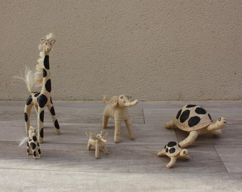 Pequeños animales de rafia trenzados a mano: tortuga, jirafa y elefante. Artesanía de Madagascar. Escultura decorativa.
